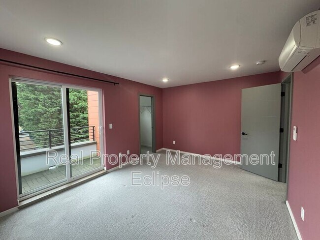 Building Photo - 541 S Cloverdale St
