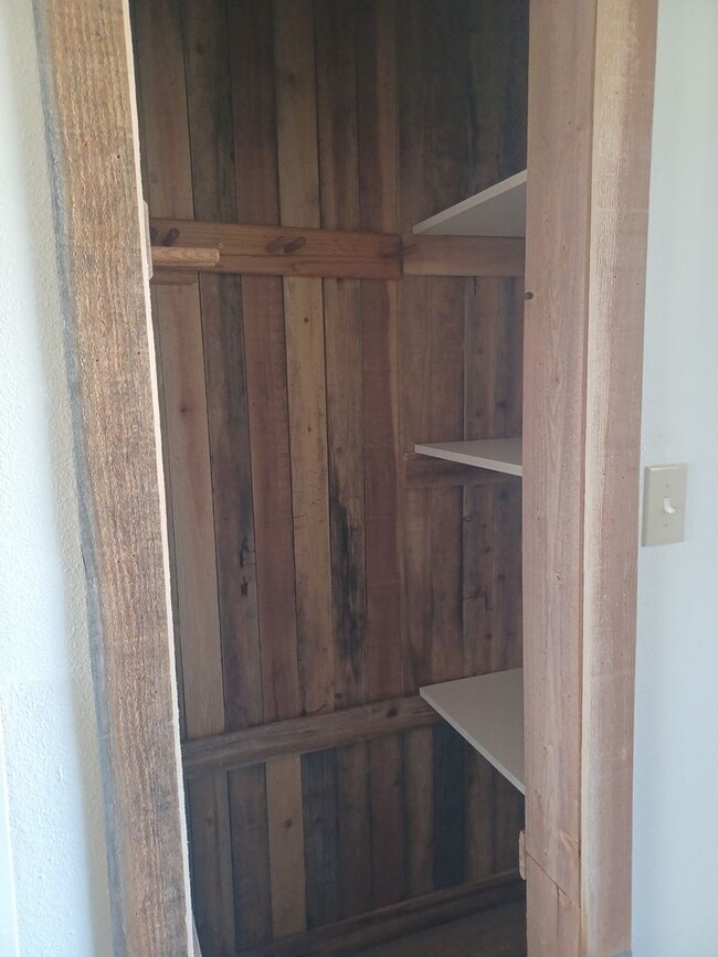 Building Photo - Light Bright 2 BDR plus Loft 3BATH