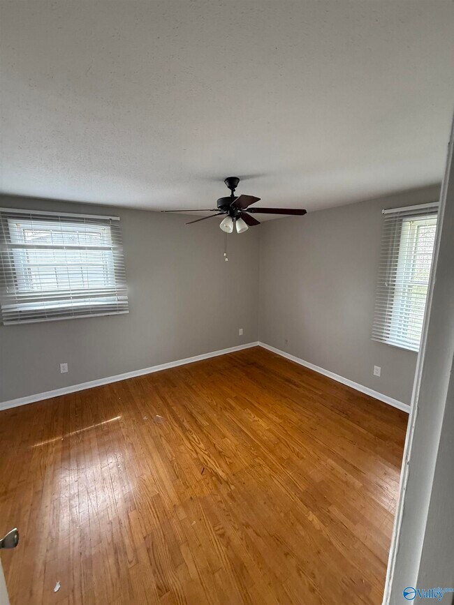 Building Photo - 3205 Lewisburg Dr NW