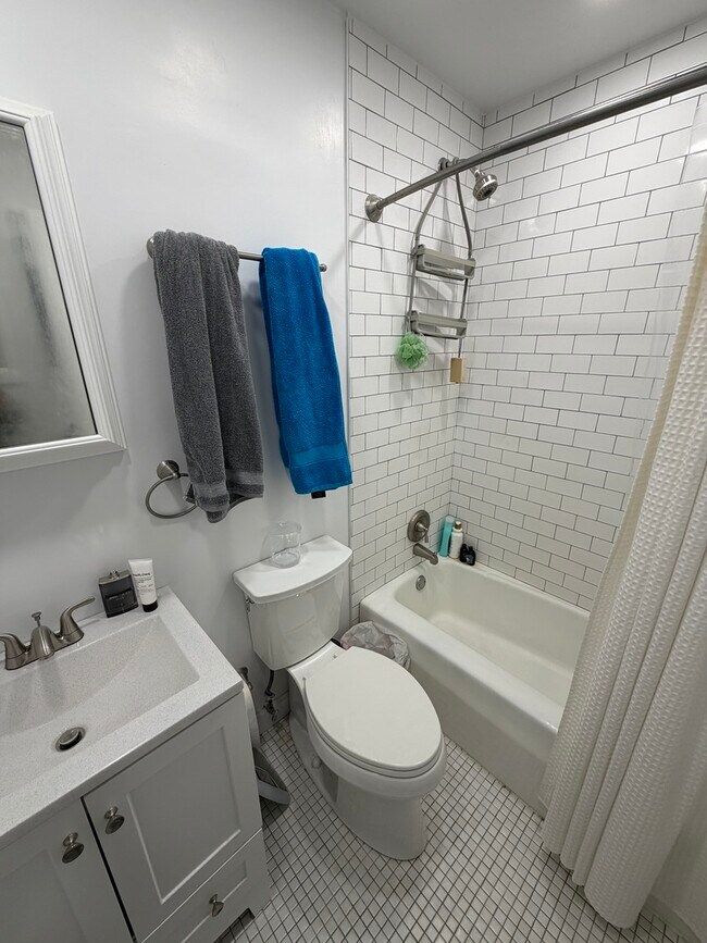 Building Photo - 515 W Wrightwood Ave