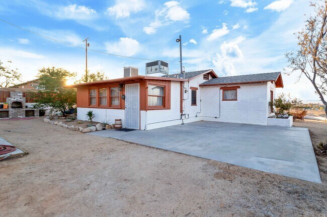 Primary Photo - 2 Bedroom 1 Bath - Furnished Hilltop Home ...