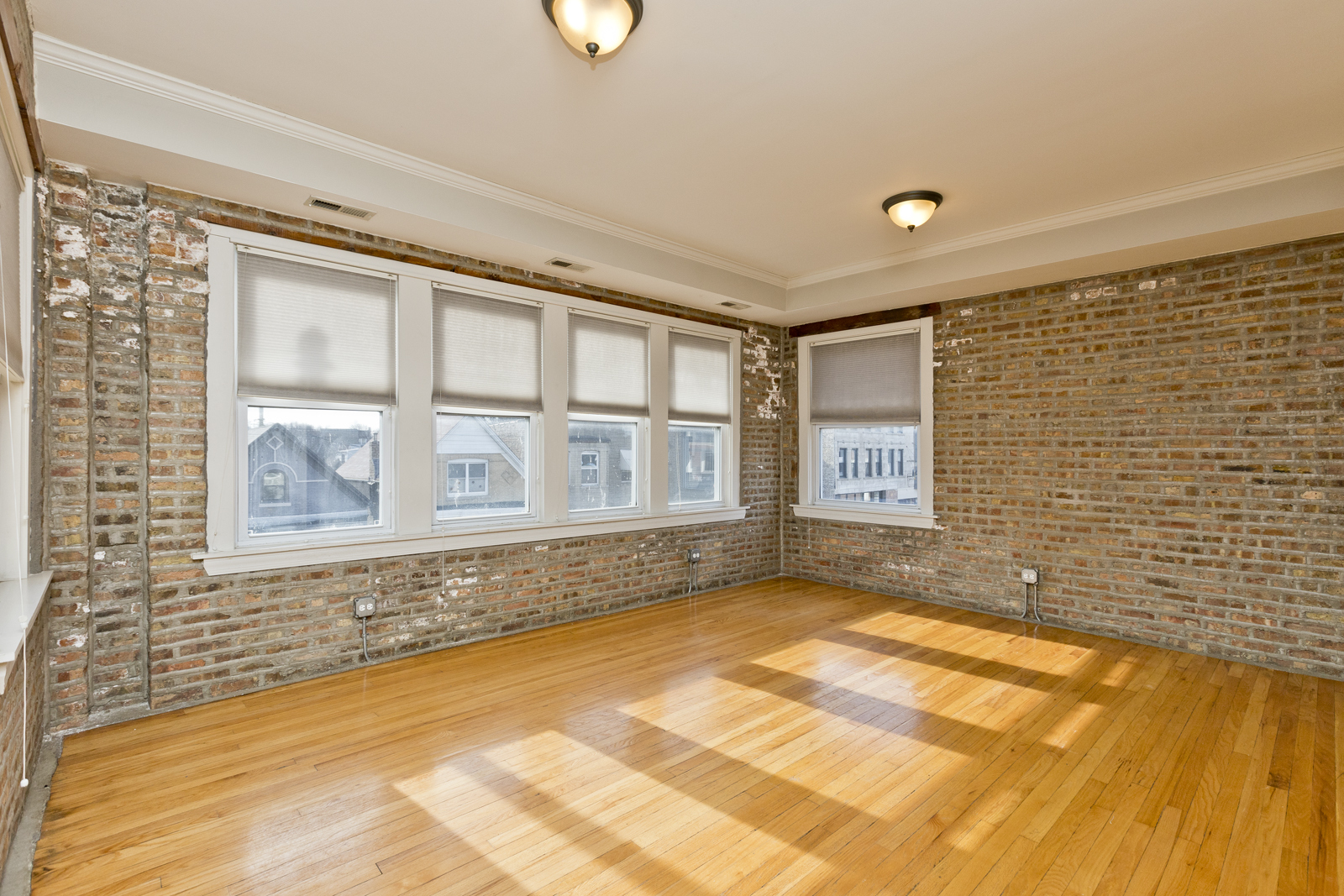 Building Photo - 3041 W Diversey Ave