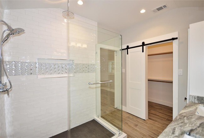 Building Photo - 3515 Linwood St