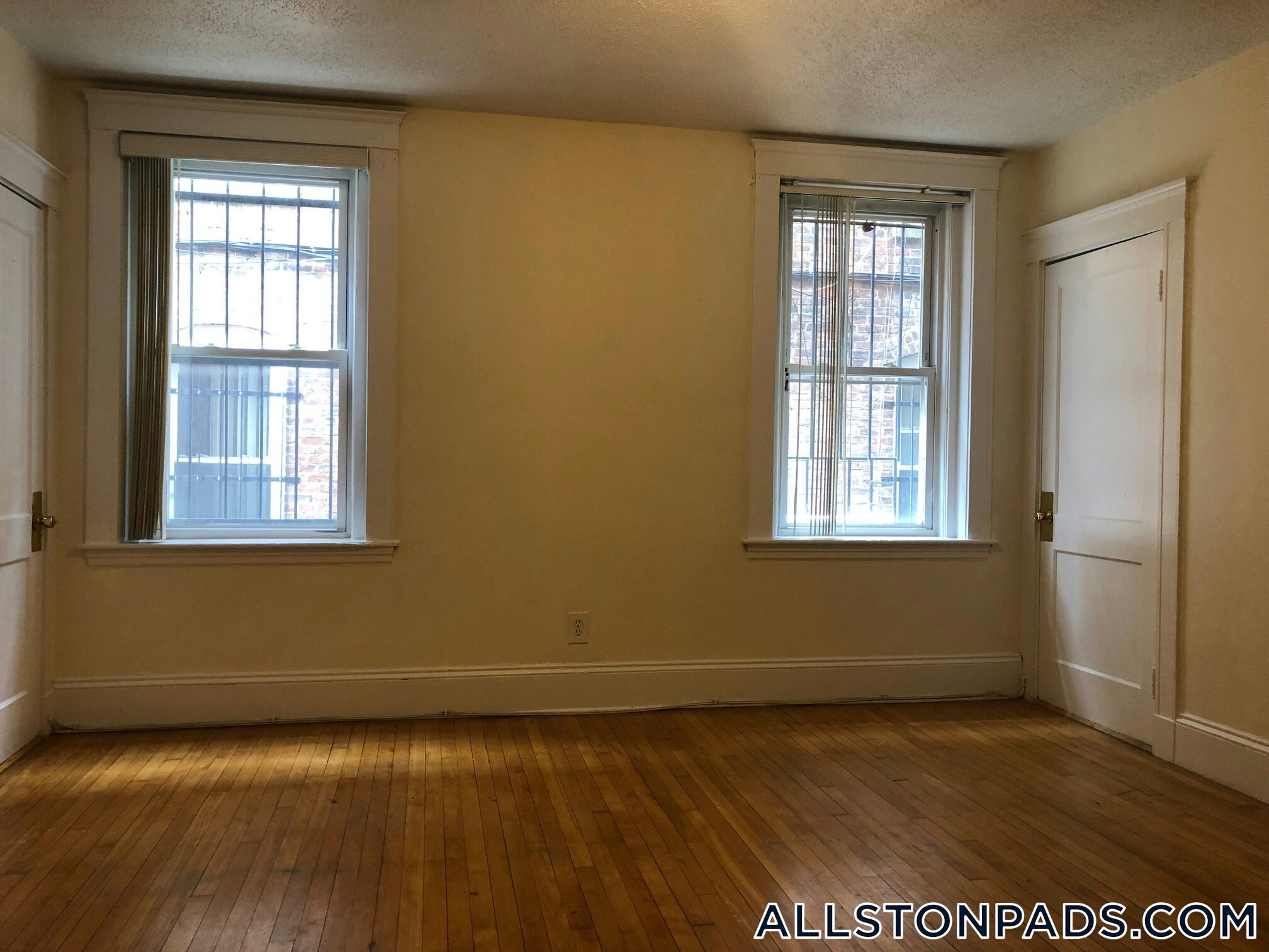Building Photo - 8 Barrows St