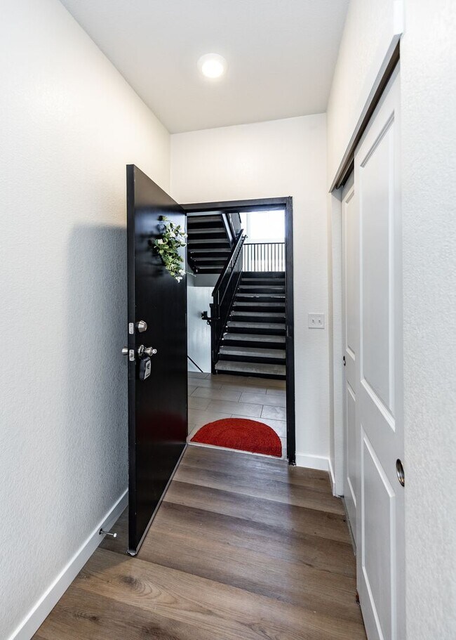 Building Photo - 2 Bedroom 2 Bath Luxury Apartment near Garden of the Gods and Ute Valley