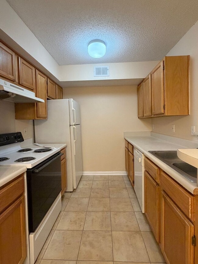 Building Photo - Cozy 2B/2B Unfurnished Condo in the Heart of Destin!