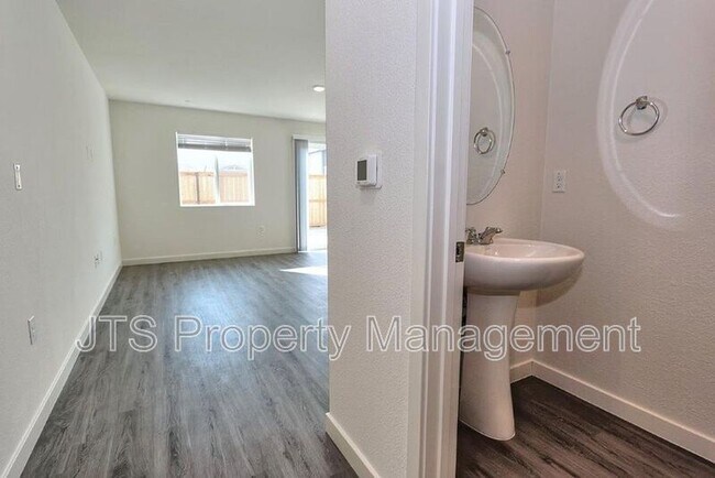 Building Photo - 2104 Shady Tree Cir