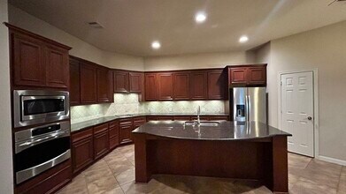 Building Photo - 1002 Yaupon Square Ln