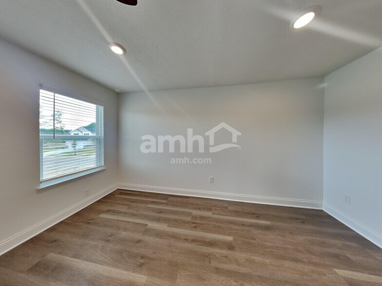 Building Photo - 9045 Lucy Dr
