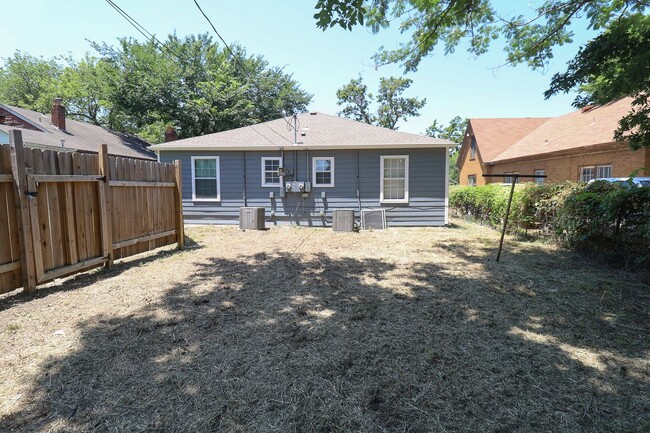 Building Photo - 353 S Zunis Ave Duplex