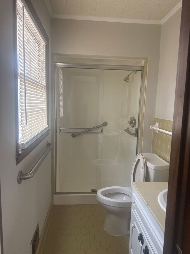 Building Photo - Large Family Home!!