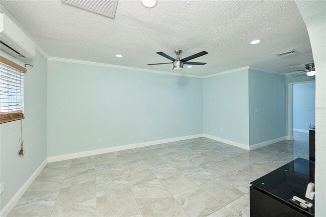 Building Photo - 6804 N Hubert Ave