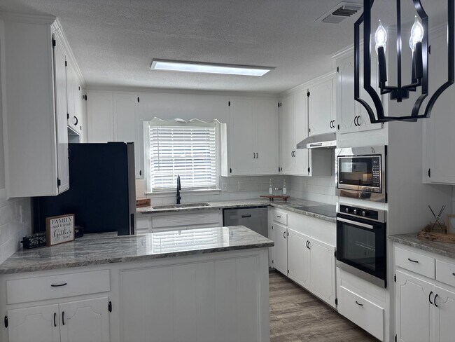 Building Photo - 3321 Ridgefield Dr
