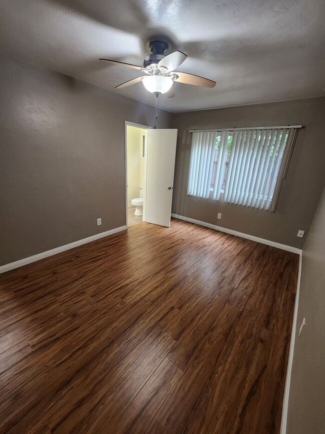 Building Photo - Spacious 2BR Duplex For Rent with a private patio/yard. Close to Sail Bay