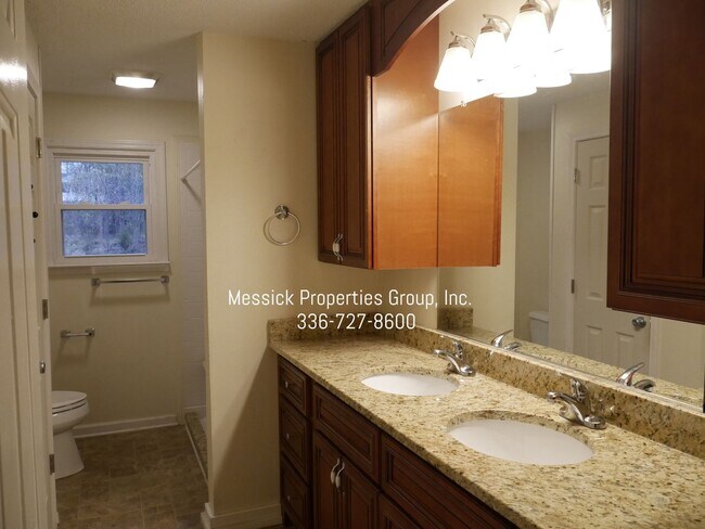 Building Photo - Quiet, Convenient Location, off Country Cl...