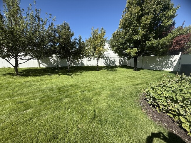 Building Photo - 137 Stern Ct