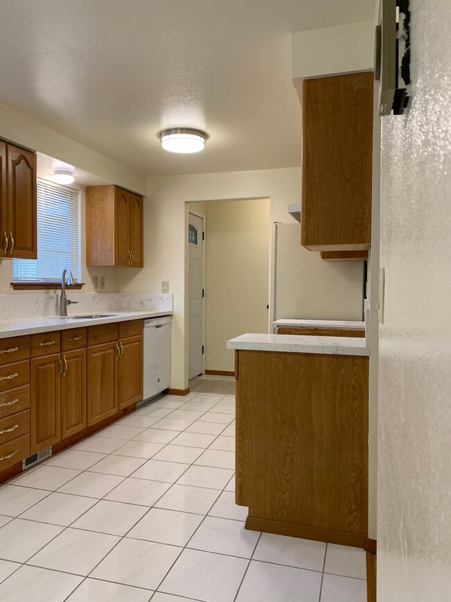 Building Photo - Beautiful Updated 3 Bed 1 3/4 Bath Rambler...