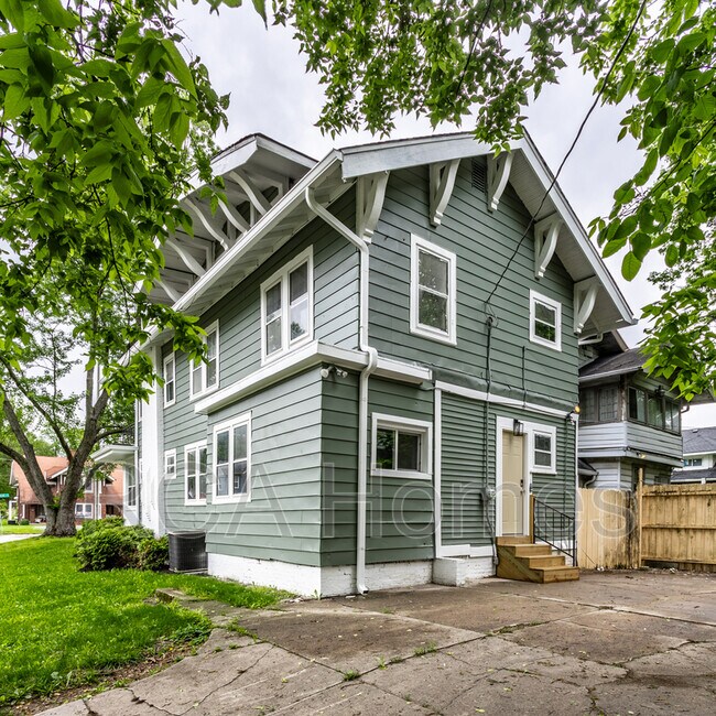 Building Photo - 3272 N College Ave