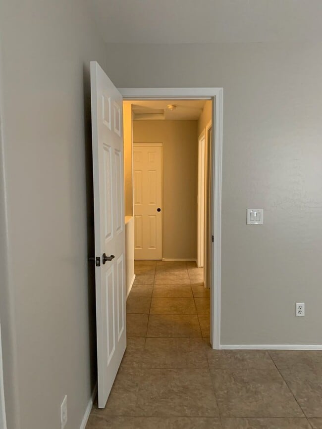 Building Photo - Two Bedroom / I17 Freeway Access