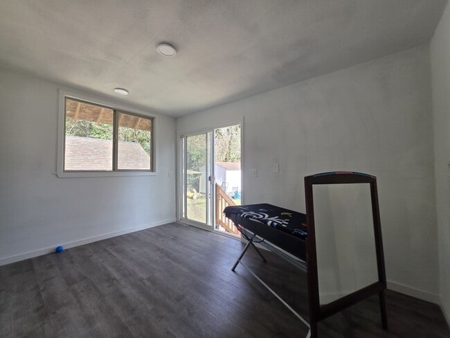 Building Photo - 1060-KE1060 15th St NE