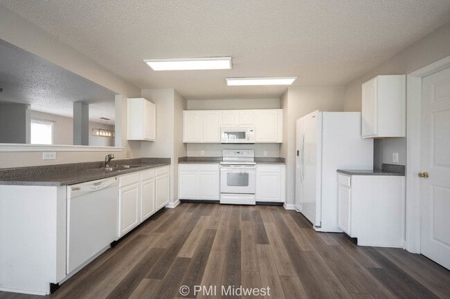 Building Photo - "Charming 3-Bedroom Home with 2.5 Baths and 2,125 Sq Ft in Greenfield, IN!"