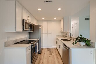 Building Photo - Recently Renovated!! - 3 Bedroom/2 Bath Fi...
