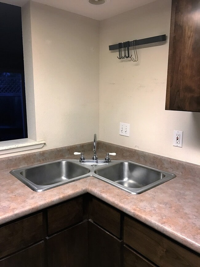 Building Photo - Two bedroom townhouse near Downtown!  Available Now