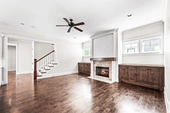 Building Photo - 1735 Hillmont Dr