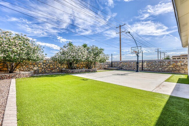 Building Photo - We have a beautiful home fully furnished with 4 bedroom-2 baths