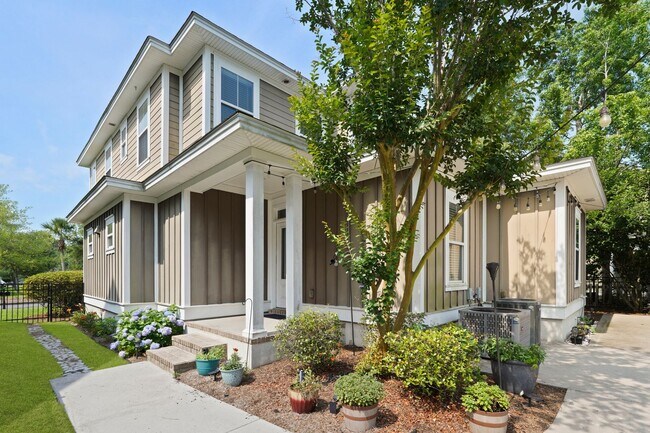 Building Photo - 3 Bedroom Dunham Marsh Beauty with Outdoor Fireplace and Resort-Style Community Amenities