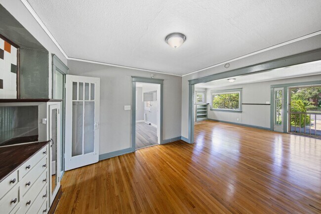 Building Photo - Classic Anaheim Living with Prime Location