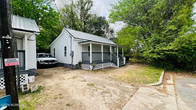 Building Photo - 112 E Dewey St