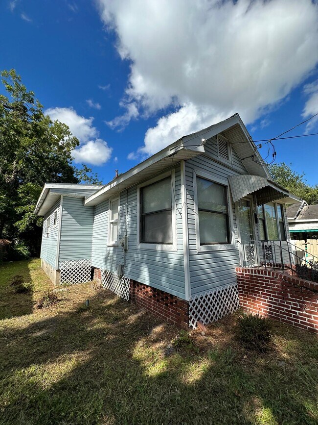 Building Photo - 1555 W 7th St