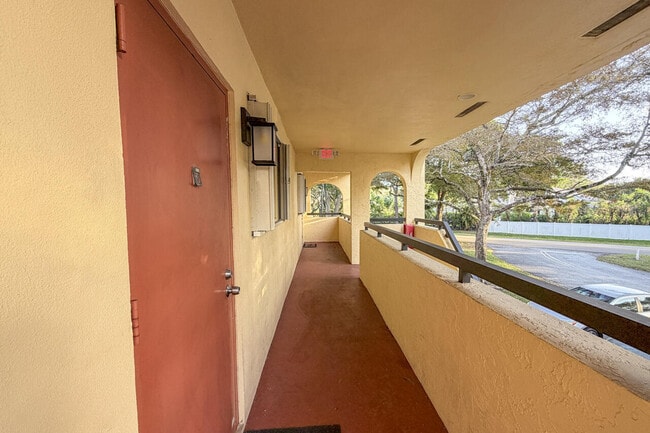 Building Photo - 930 SW 9th St Cir