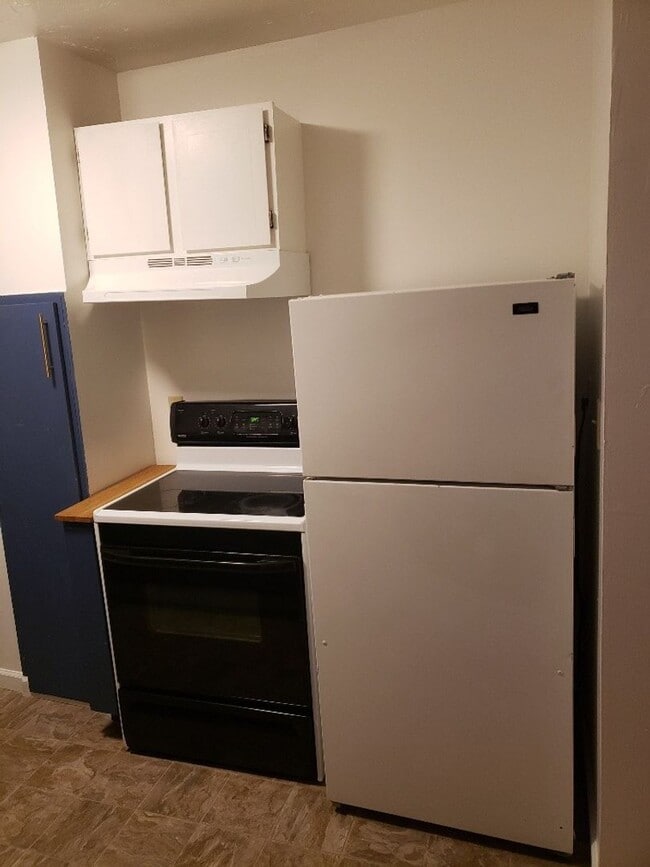 Building Photo - STATUS: AVAILABLE | R258A | $1095