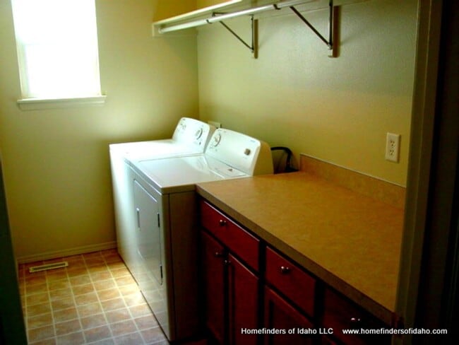 Building Photo - Beautiful 2-Story Row Home! Lawn Maintained!