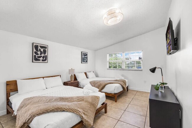 Building Photo - 19720 NE 26th Ave