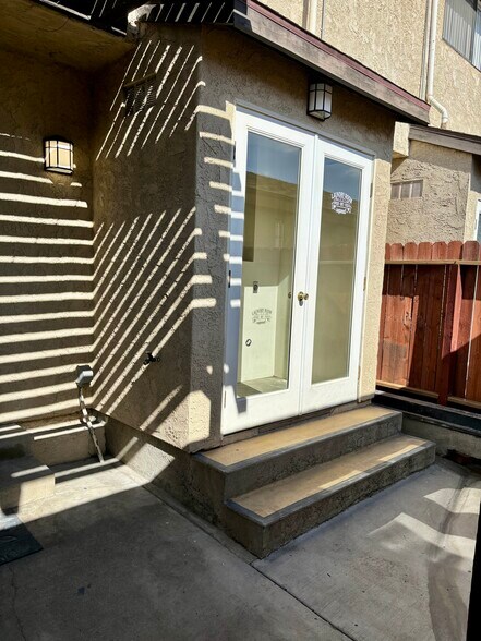 Building Photo - 2427 S Fern Ave
