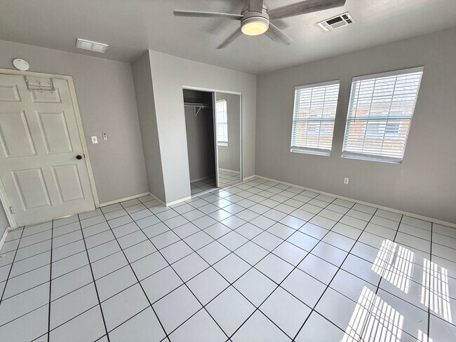 Building Photo - Large 5BD 3.5BA Home w/ Bonus ADU close to...