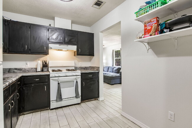 Building Photo - Move-in ready 3-bedroom, 1-bath cottage