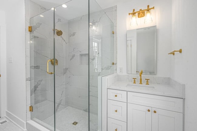 Building Photo - Renovated 2 Bedroom Carriage house off Lafayette Square