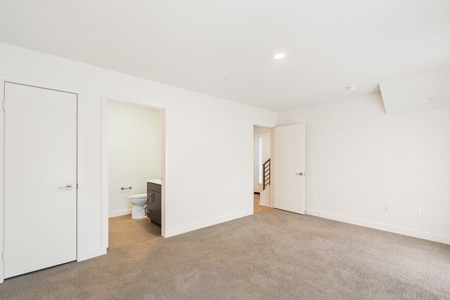 Building Photo - 2700 E Chaucer St