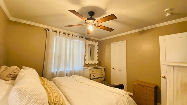 Building Photo - Three bedroom one bath!