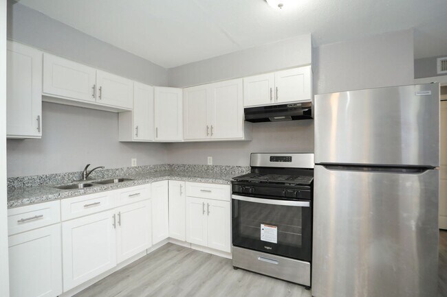 Building Photo - For Lease-Housing Vouchers Accepted | 2 Bed, 1 Bath | 800 Sq Ft | Sunnyside Place Community |