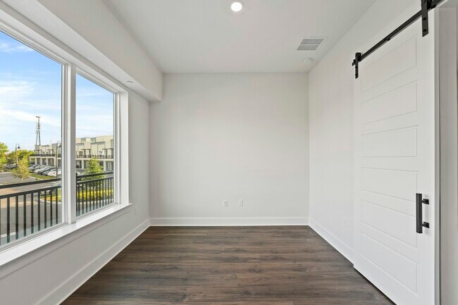 Building Photo - 850 TETBURY Lp