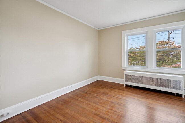 Building Photo - 1030 Glen Cove Ave