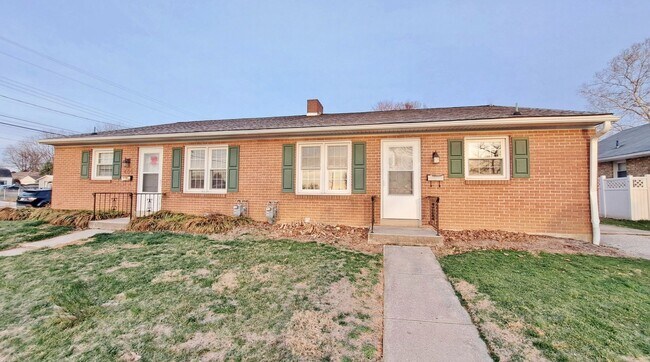 Building Photo - 400-404 Moul Avenue