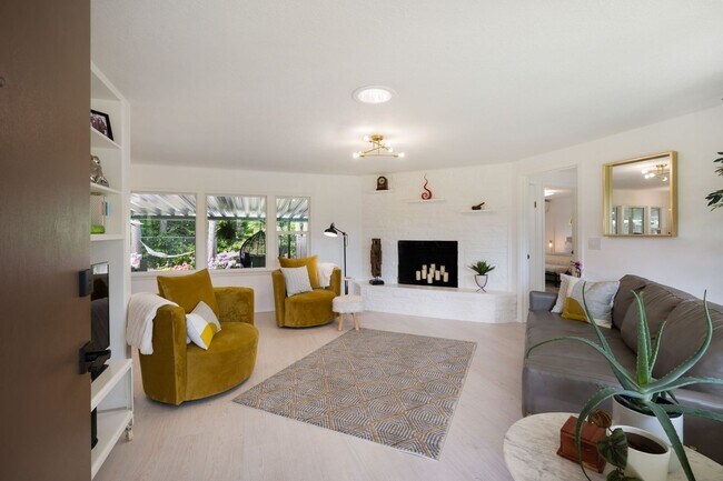 Building Photo - Immaculate and Updated Throughout- Quiet d...