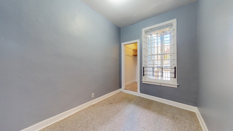 Building Photo - 702 W Schubert Ave