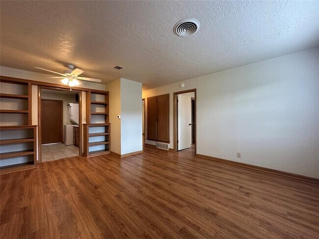 Building Photo - 2023 Delaware Ln
